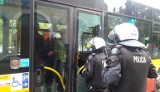 Przed meczem Widzewa kibole ŁKS obrzucili kamieniami autobus! zdjęcia, FILM