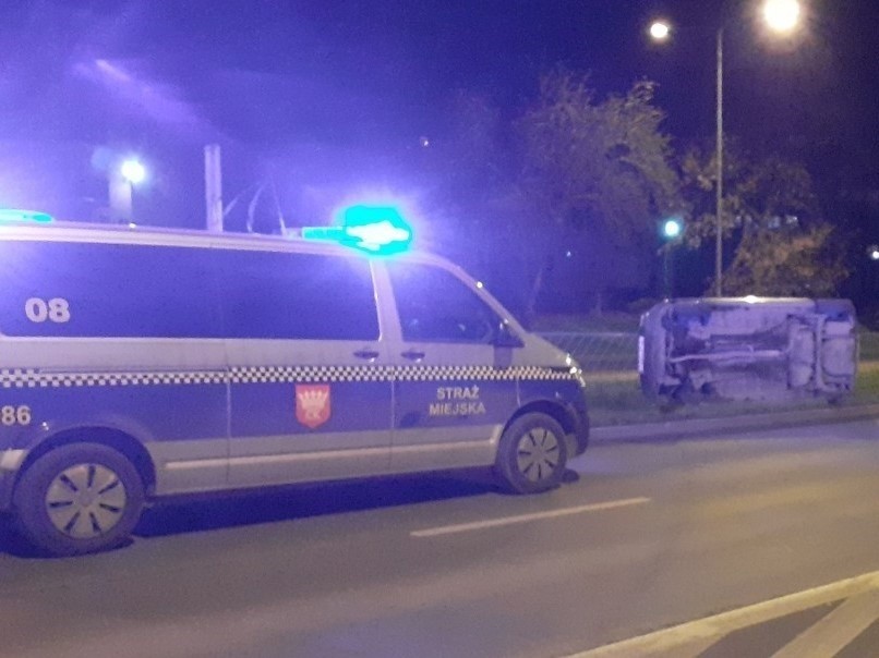 W nocy w Kielcach samochód wypadł z drogi, kierowca uciekł nie wyłączając silnika  