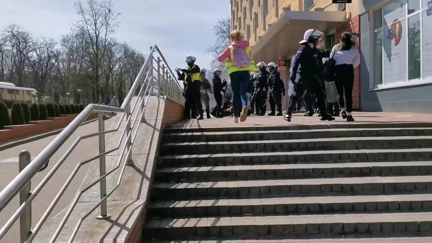 Protest w Głogowie. Policja brutalnie zatrzymała młodą kobietę 