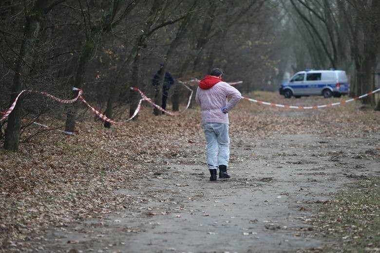 Morderstwo kobiety w parku na Zdrowiu w Łodzi. Już ponad rok śledczy szukają mordercy. Wiedzą, jak wygląda