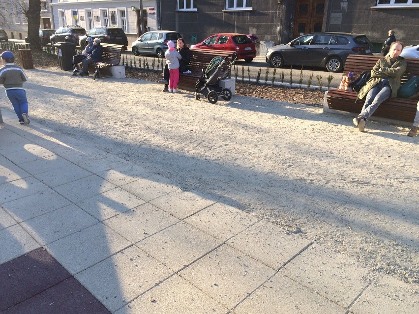 Kraków. Mieszkańcy narzekają na niedogodności na placu Biskupim. Urzędnicy odpowiadają [ZDJĘCIA]
