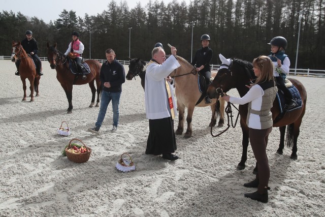 Święcenie pokarmów w Akademickim Ośrodku Jeździeckim ZUT w Szczecinie