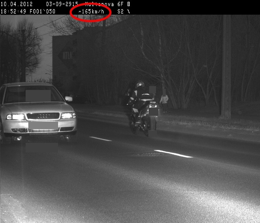 Na jednym ze zdjęć fotoradar uwiecznił motocyklistę jadącego...