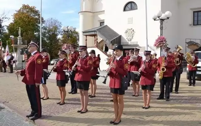 Miejska Orkiestra Dęta pod batutą Henryka Kapturskiego odegrała Hymn Polski.