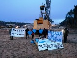 Nadzy aktywiści blokowali budowę przekopu Mierzei Wiślanej. Hasłem "Make love not canal". Wspierali ich mieszkańcy Krynicy Morskiej 