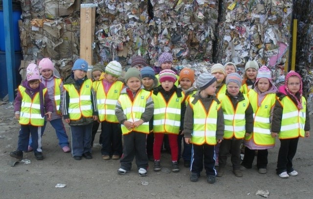 By zobaczyć, co dzieje się ze śmieciami, 3-latki odwiedziły firmę zbierającą odpady
