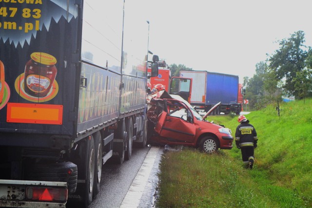 Zderzenie osobówki z ciężarowym w Raszówce 