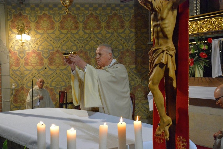 Bp Zbigniew Kiernikowski pokazał wiernym cudowną Hostię na...