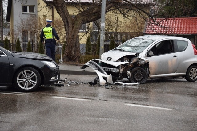 Groźny wypadek w Tarnowie. Dwie osoby zostały ranne