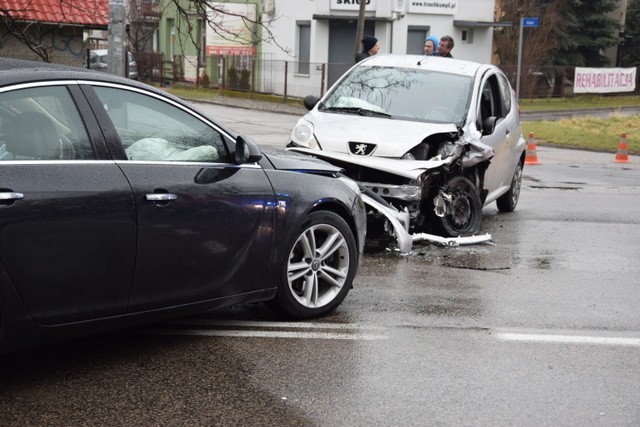 Groźny wypadek w Tarnowie. Dwie osoby zostały ranne