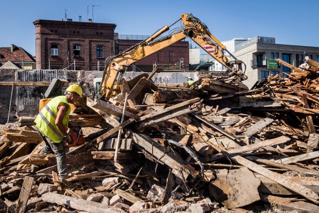 Zajrzeliśmy na plac budowy Teatru Kameralnego w Bydgoszczy. Stary gmach niemal w całości został zrównany z ziemią. Zobaczcie, jak wyglądał, co tam się teraz dzieje i i jaki ma być efekt.Od kilku miesięcy trwają prace przy remoncie i rozbudowie Teatru Kameralnego przy ul. Grodzkiej w Bydgoszczy. Te inwestycje zmienią Bydgoszcz nie do poznania! [wizualizacje]