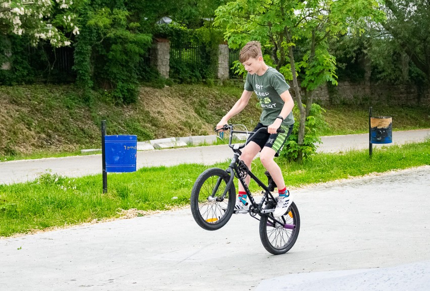 Skatepark w Tarnobrzegu otwarty dopiero po czwartym odbiorze. Można już jeździć, ale jest ślisko [ZDJĘCIA]  