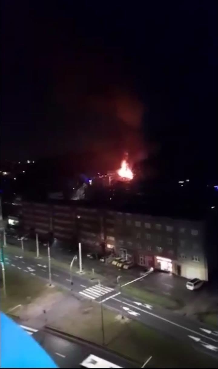 Gdynia: Pożar pustostanu w Leszczynkach. 30.12.2020. Strażacy walczyli z ogniem przez dwie godziny. Na szczęście nikomu nic się nie stało
