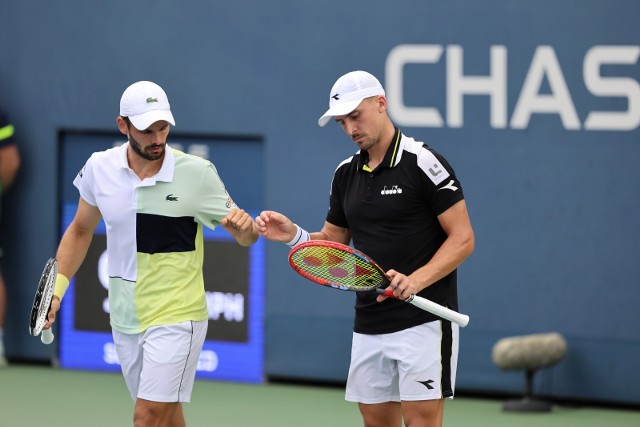 Jan Zieliński (z prawej) i Hugo Nys powalczą o prawo gry w ATP Finals.