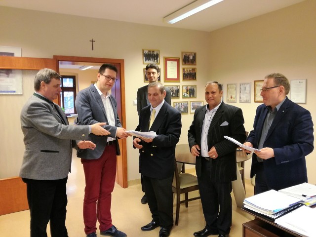 Z lewej Bernard Gaida, obok Lorant Vincze, prezydent FUEN-u. W środku lider Romów Jan Korzeniowski. Z prawej poseł Ryszard Galla.