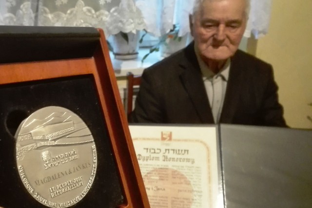 92-letni Jan Kuś odebrał medal i dyplom „Sprawiedliwy wśród narodów świata” przyznany jego rodzicom - Janowi i Magdalenie
