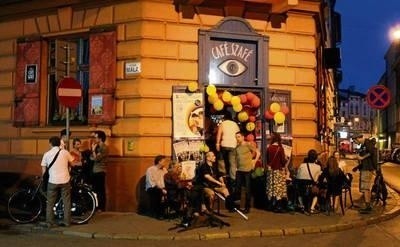 Przez cały rok Cafe Szafe tętni życiem - w ciepłe miesiące artystyczne klimaty ogarniają także całą ulicę Felicjanek FOT. ARCHIWUM CAFE SZAFE