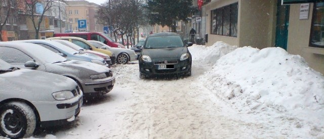 Zaparkował na środku chodnika.