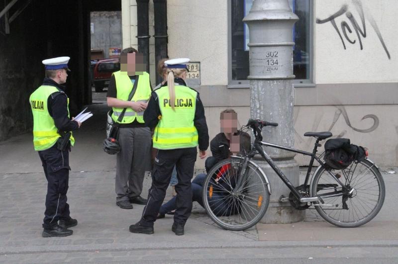 Wypadek na pl. Bema. Rowerzysta potrącił pieszą na pasach....