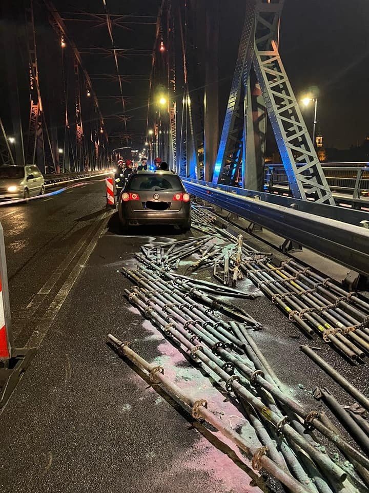 Toruń. Wypadek na moście Piłsudskiego. Samochód wjechał w