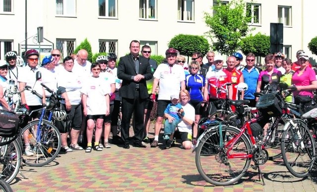 Cykliści - internauci z całej Polski mają swój zlot w Skarżysku. Spotkali się z prezydentem miasta Konradem Kronigiem.