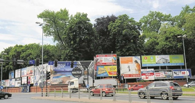 Jeden z wjazdów do miasta: skrzyżowanie ulic Zakopiańskiej i Zawiłej. Priorytetem jest uporządkowanie właśnie wlotów do miasta, a także rond i skrzyżowań głównych ulic Krakowa. Tutaj - zamiast piętrzących się reklam - zobaczymy wreszcie zieleń