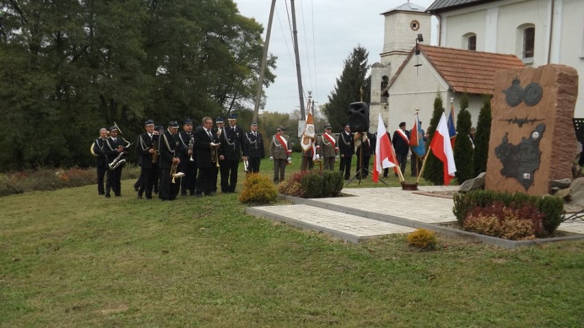 77 lat temu na polach Kociny i Krzczonowa rozbił się aliancki samolot. Społeczność gminy pamięta o tamtych wydarzeniach [ZDJĘCIA]