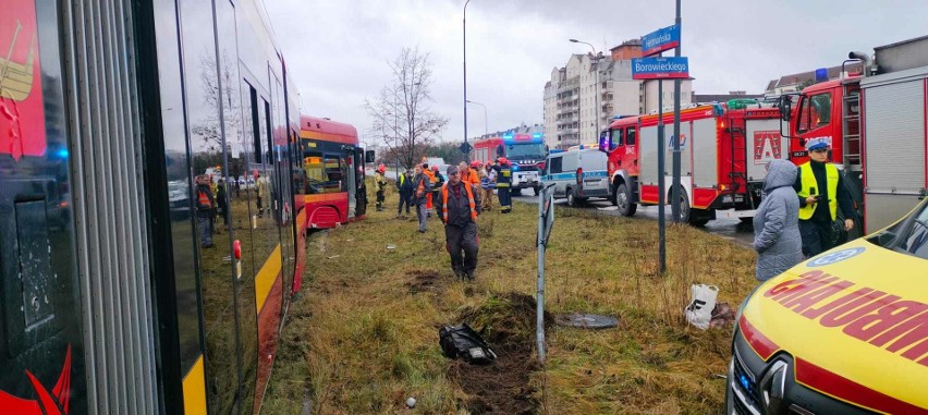 Wypadek na ul. Hetmańskiej w Łodzi. Tramwaj zderzył z samochodem osobowym. Jedna osoba ciężko ranna ZDJĘCIA