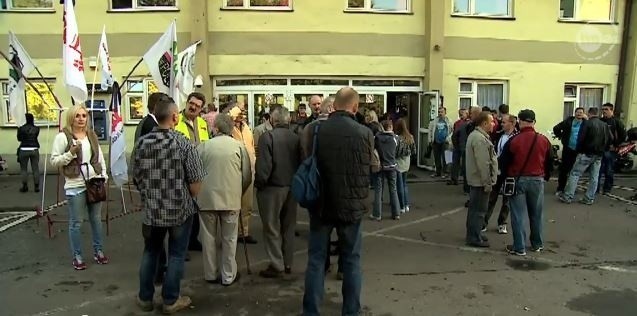 Protest górników w kopalni Kazimierz-Juliusz. Chcą wypłaty zaległych pensji [WIDEO]