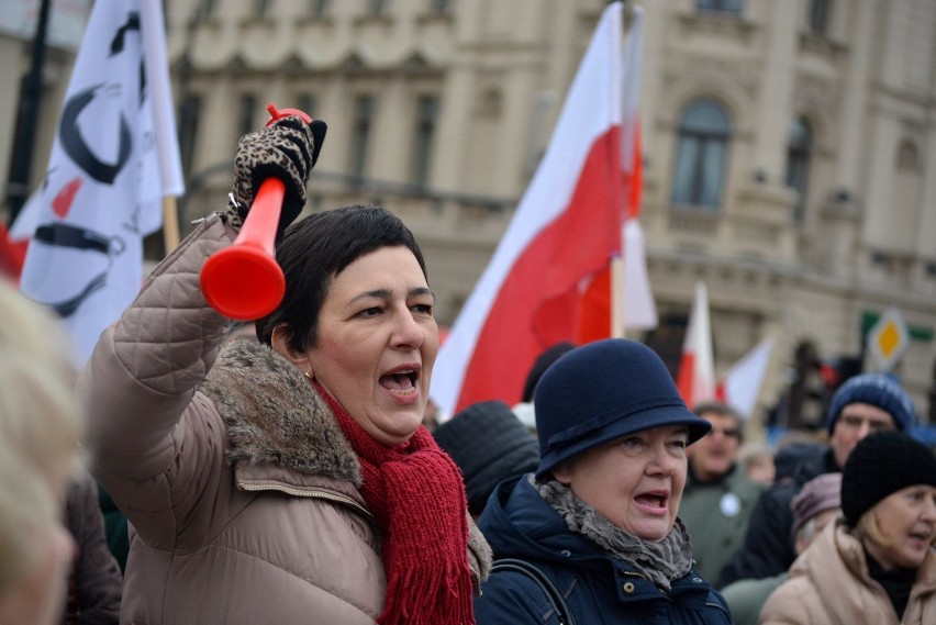 Komitet Obrony Demokracji manifestował w Lublinie. "Beata opublikuj!" [ZDJĘCIA, WIDEO]