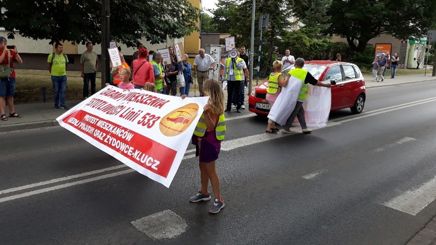 Zablokowana ul. Batalionów Chłopskich w Szczecinie. Mieszkańcy pikietują bo chcą powrotu autobusu [ZDJĘCIA] 