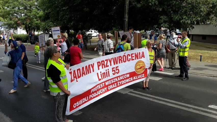 Zablokowana ul. Batalionów Chłopskich w Szczecinie. Mieszkańcy pikietują bo chcą powrotu autobusu [ZDJĘCIA] 