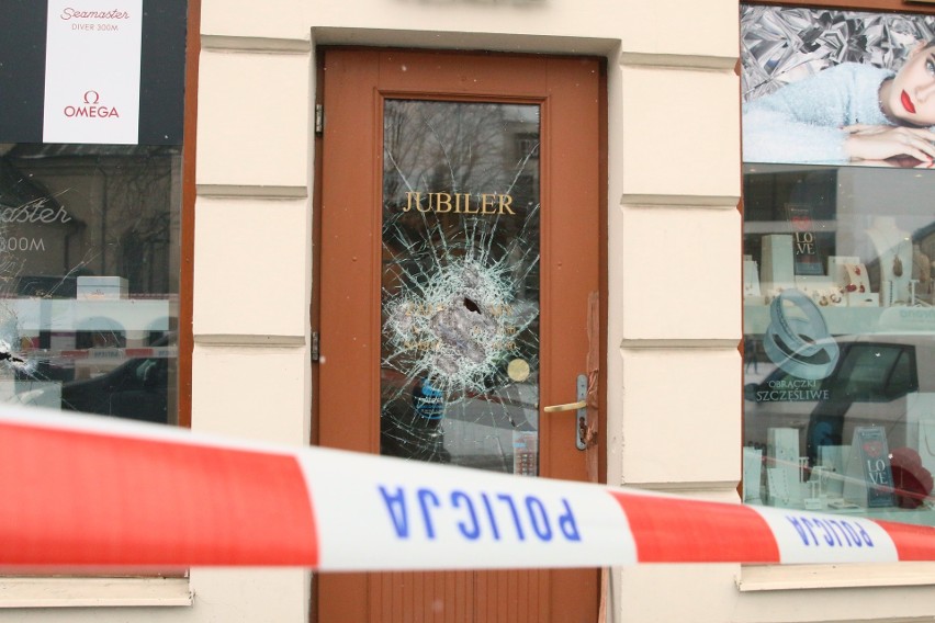 Włamanie do salonu jubilerskiego w centrum Lublina. Policja szuka sprawcy. Zobacz zdjęcia