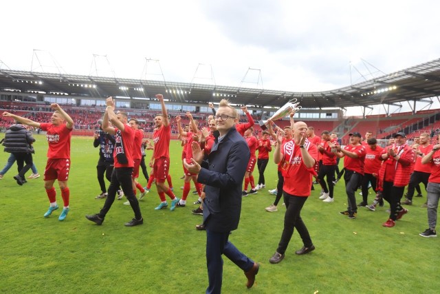 Prezes Mateusz Dróżdż, trener Janusz Niedźwiedź, piłkarze i kibice na murawie stadionu Widzewa po meczu decydującym o awansie do ekstraklasy