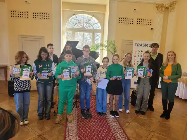 Uczniowie ze szkoły w Ostromecku nagrodzeni w konkursie wiedzy o Irlandii. Na zdjęciu razem z nimi nauczyciel Wojciech Witt i koordynatorka projektu Agnieszka Gapińska.