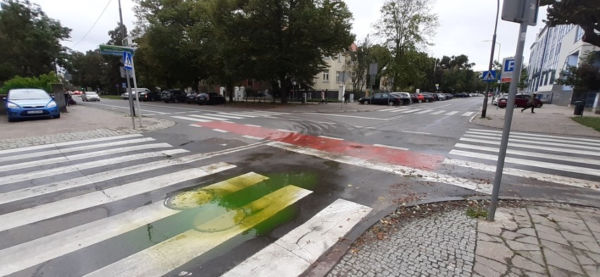 Zielono-żółta kałuża na skrzyżowaniu ul. Monte Cassino z ul. Niedziałkowskiego w Szczecinie. To awaria sieci ciepłowniczej