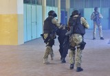 Uzbrojeni terroryści atakowali ZDZ w Radomiu. Ćwiczenia policji i antyterrorystów 