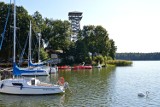 Wieża widokowa we Wdzydzach zapewnia widok na panoramę Wdzydz i Krzyż Jezior Wdzydzkich. Ma 36 metrów wysokości