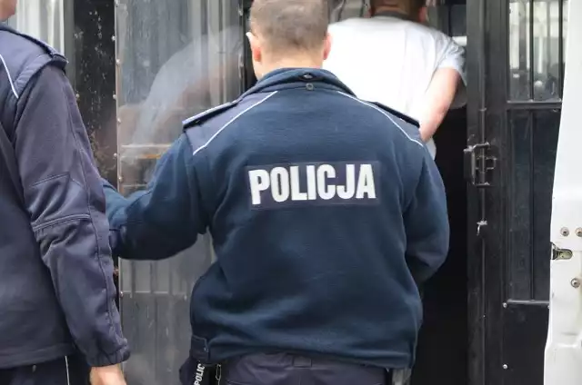 Policjanci zatrzymali na Przymorzu sprawcę przemocy i doprowadzili do policyjnego aresztu