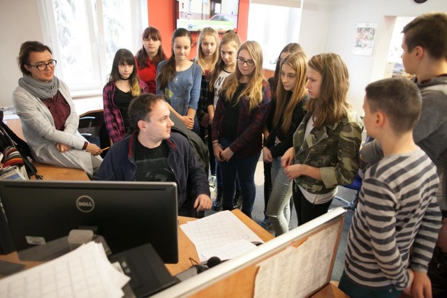 Klasy gimnazjalne - II c i III b - ze szkoły w Komprachcicach we wtorek odwiedziły redakcję "Nowej Trybuny Opolskiej". Uczniowie mogli dowiedzieć się w jaki sposób powstaje gazeta oraz nasz portal internetowy. Zobaczyli także studio telewizji internetowej.