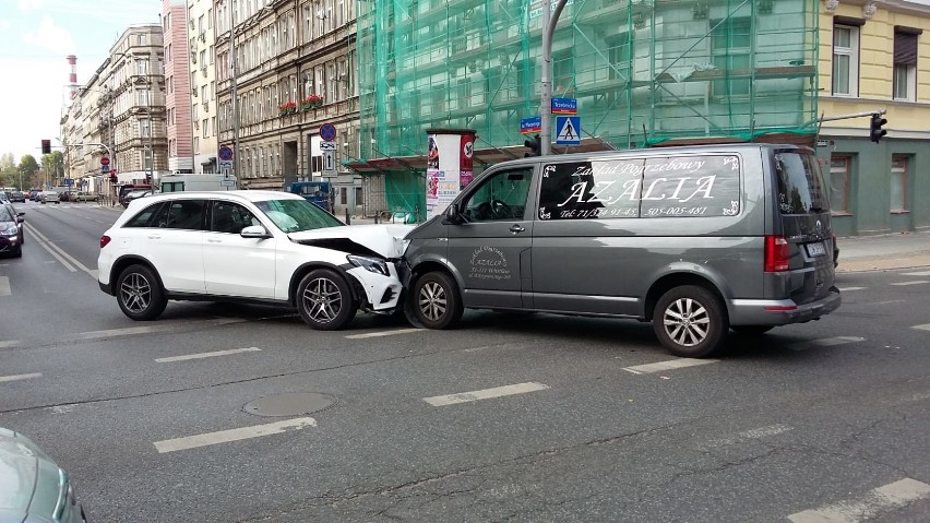 Wypadek z udziałem karawanu we Wrocławiu [ZDJĘCIA]