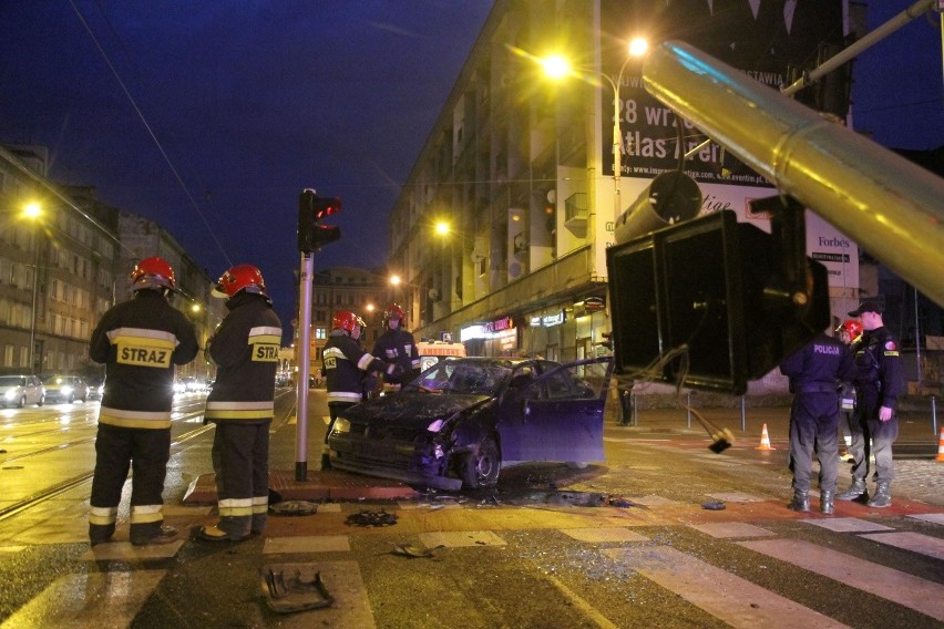 Wrocław: Wypadek na ul. Kołłątaja. Kierowca wjechał w słup [ZDJĘCIA]