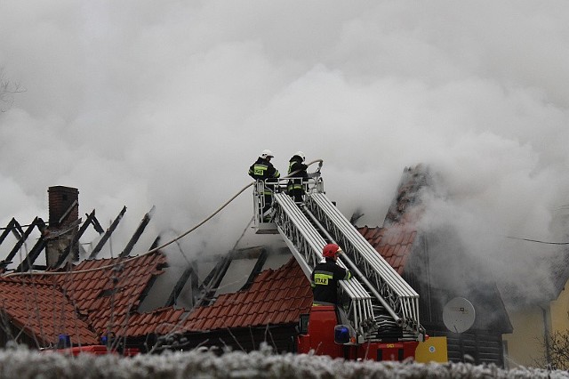 Pożar domu w Jerzmanowej pochłonął niemal cały dom.