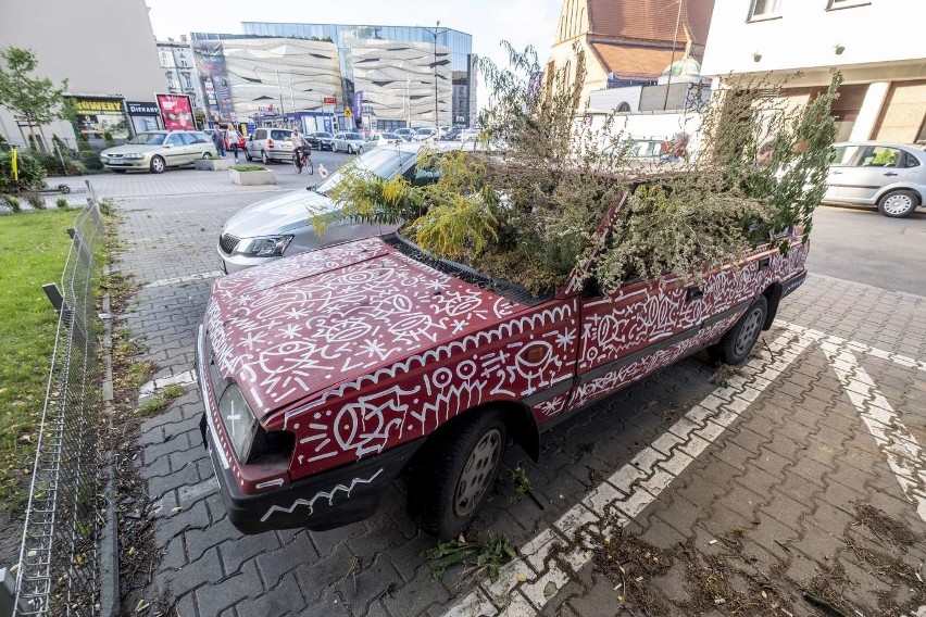 Przy ul. Piekary od lat stał stary porzucony polonez....