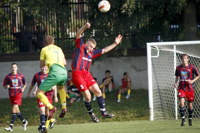 W Grajewie Warmia (pasiaste koszulki) pokonała Dąb Dąbrowa Białostocka 3:1