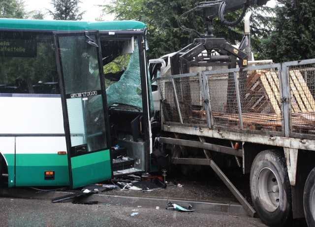 Autobus zderzył się z ciężarówką w Radomiu.