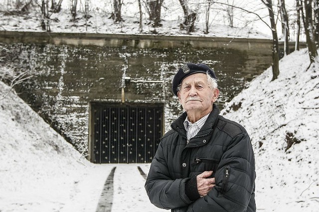 Właściwy dystans do Niemców, dobre zdrowie, szczęście - to wszystko pozwoliło mu przeżyć. - No i czuwała nade mną Opatrzność - mówi Tadeusz Lutak. Na zdjęciu przed schronem Hitlera w Strzyżowie.