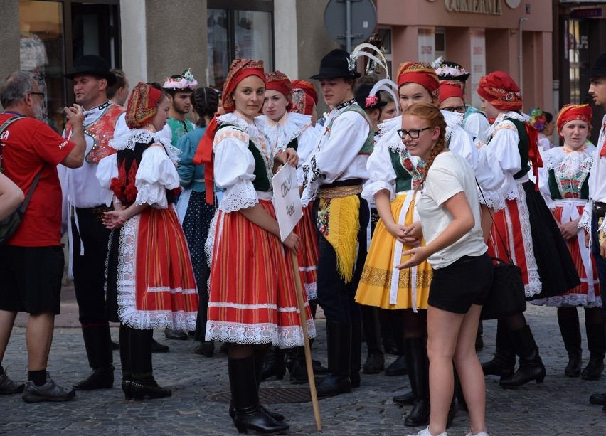 Gorlice. Festiwal Świat pod Kyczerą. Przez miejski deptak przeszedł barwny korowód artystów z różnych stron świata