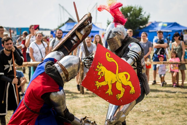 W sobotę odbyło się uroczyste otwarcie XVI Jarmarku Cysterskiego w Koronowie. Impreza tradycyjnie odbywa się na Polach Tuszyńskich, gdzie w sobotę rozgrywany był bojowy Turniej Rycerski. A już w niedzielę podczas Jarmarku Cysterskiego odbędzie się inscenizacja Bitwy z Krzyżakami pod Koronowem.