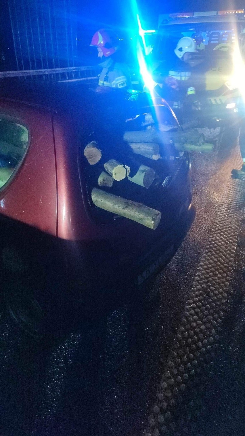 Kraków. Nocny wypadek na A4. Auto wypakowane po dach... kłodami drewna